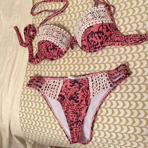 Padded push-up bikini with lace details